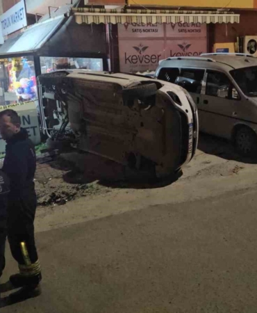 Kontrolden çıkan hafif ticari araç markete daldı: 2 yaralı