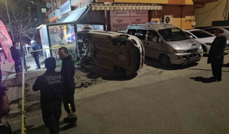 Kontrolden çıkan hafif ticari araç markete daldı: 2 yaralı