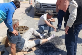 Servis aracı, cadde üzerinde çalışan işçinin ayağını ezdi