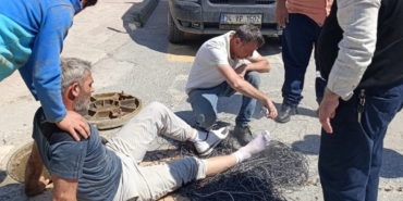Servis aracı, cadde üzerinde çalışan işçinin ayağını ezdi