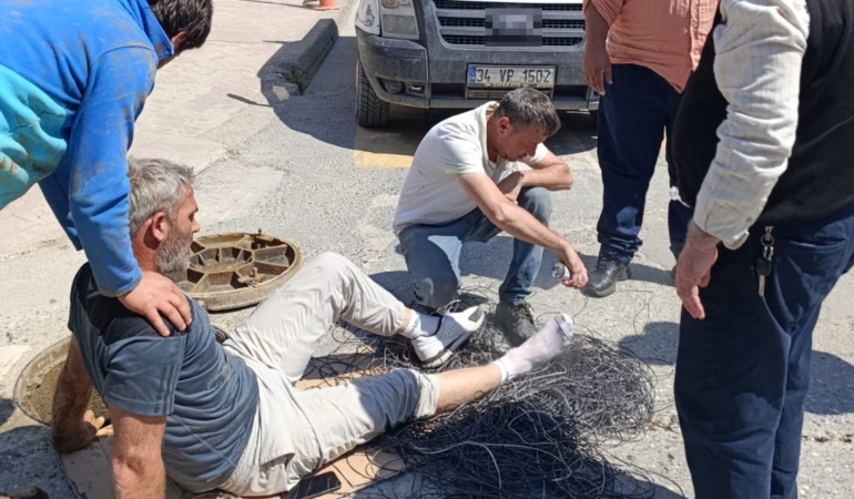 Servis aracı, cadde üzerinde çalışan işçinin ayağını ezdi