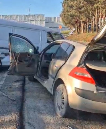 Silivri’de kontrolden çıkan kepçe araçları biçti