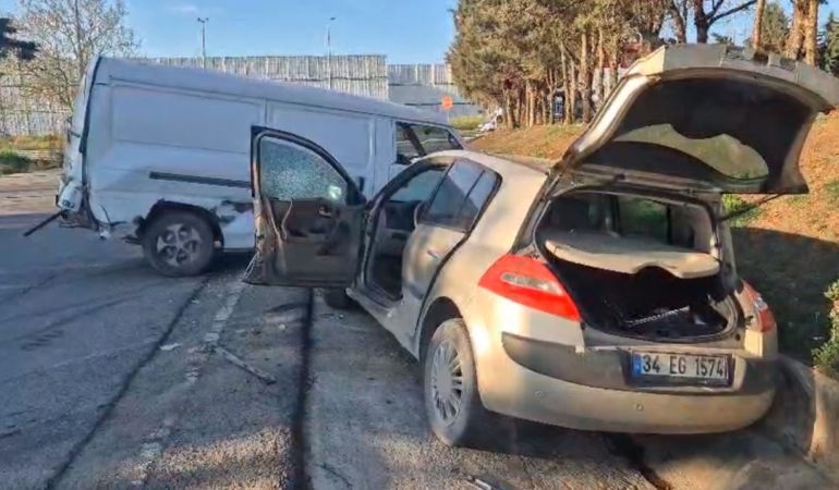 Silivri’de kontrolden çıkan kepçe araçları biçti