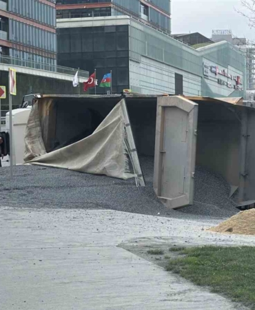 Sarıyer’de hafriyat kamyonu devrildi: Sürücü yaralandı