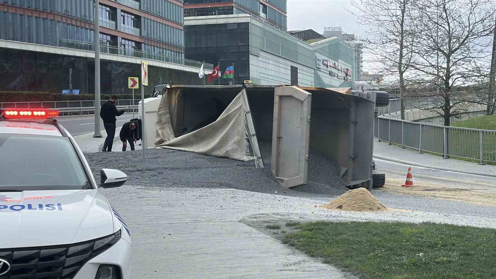 Sarıyer’de hafriyat kamyonu devrildi: Sürücü yaralandı