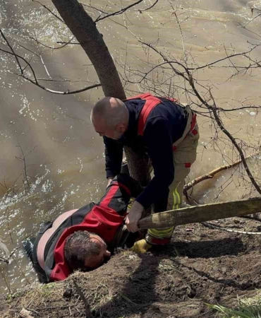 Nehre düşen kişiyi kurtarmak için zamanla yarış: Can pazarı yaşandı