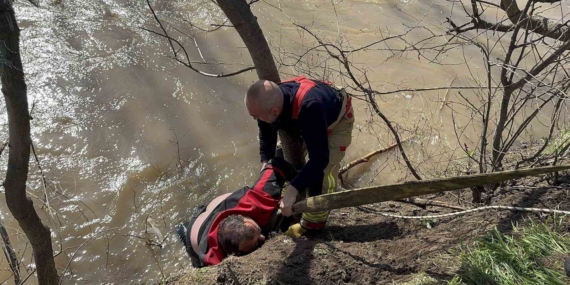 Nehre düşen kişiyi kurtarmak için zamanla yarış: Can pazarı yaşandı