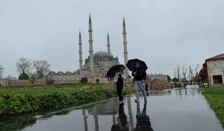 Sağanak yağış başladı, kentte bereket vurgusu