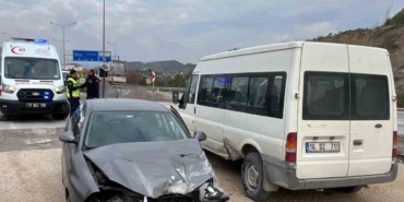 Virajı alamayan otomobil park halindeki araca çarptı: 3 yaralı