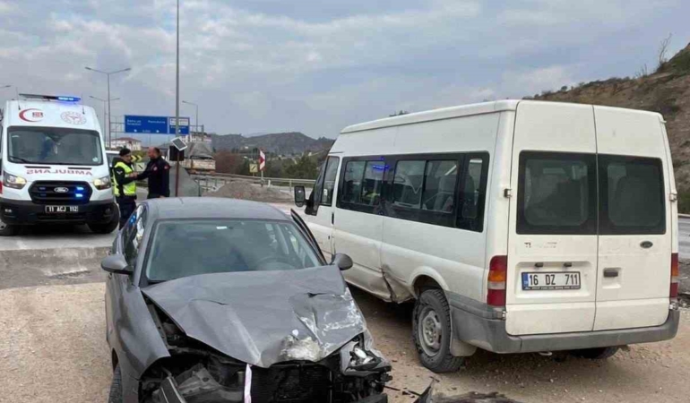 Virajı alamayan otomobil park halindeki araca çarptı: 3 yaralı