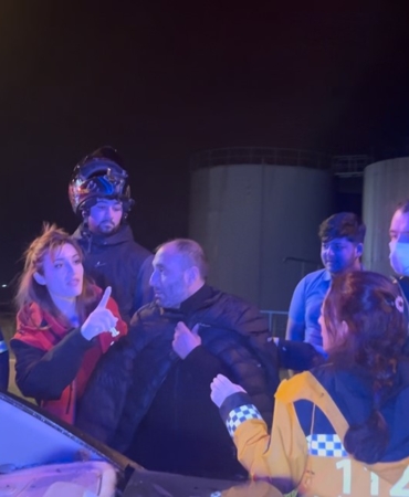 Alkollü otomobil sürücüsü önce ağaca, ardından tabelaya çarparak karşı şeride geçti