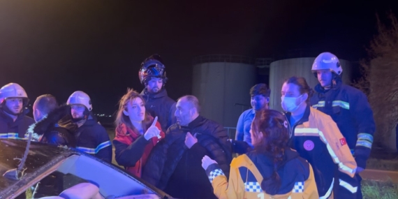 Alkollü otomobil sürücüsü önce ağaca, ardından tabelaya çarparak karşı şeride geçti