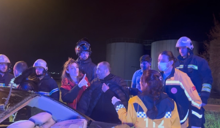 Alkollü otomobil sürücüsü önce ağaca, ardından tabelaya çarparak karşı şeride geçti