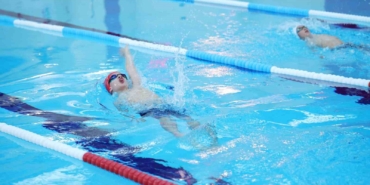 Osmangazi Yüzme Şenliği’nde kazananlar kupalarını aldı