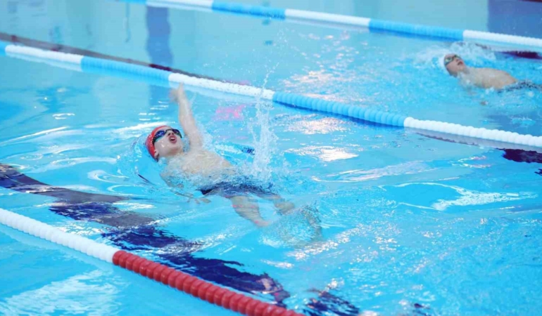 Osmangazi Yüzme Şenliği’nde kazananlar kupalarını aldı