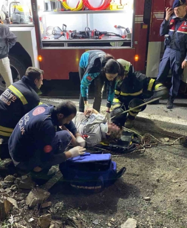 Uçurumdan deniz kıyısına yuvarlanan otomobilde 3 kişi yaralandı