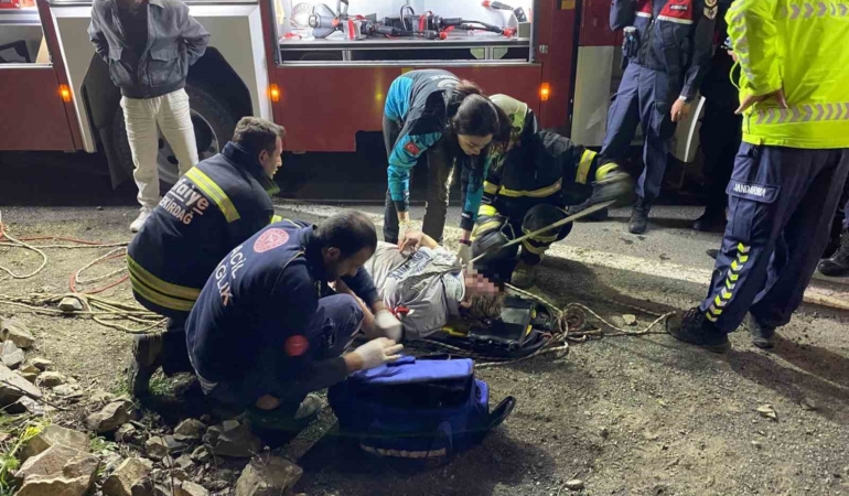 Uçurumdan deniz kıyısına yuvarlanan otomobilde 3 kişi yaralandı