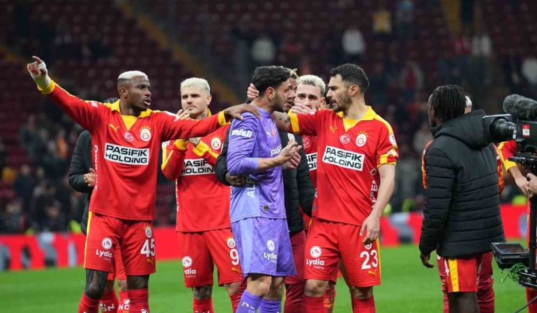 Galatasaraylı taraftarlardan Günay Güvenç’e destek