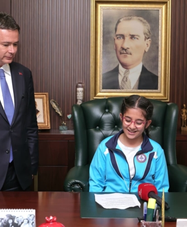 Başkan Aydın koltuğu çocuklara bıraktı