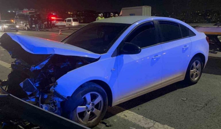 Kağıthane’de zincirleme kaza: Kopan bariyer minibüse böyle çarptı