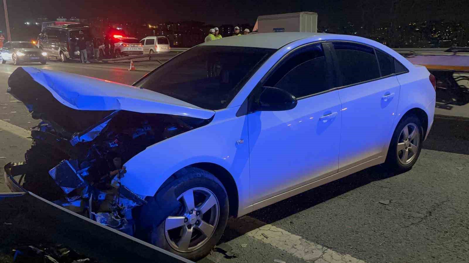 Kağıthane’de zincirleme kaza: Kopan bariyer minibüse böyle çarptı