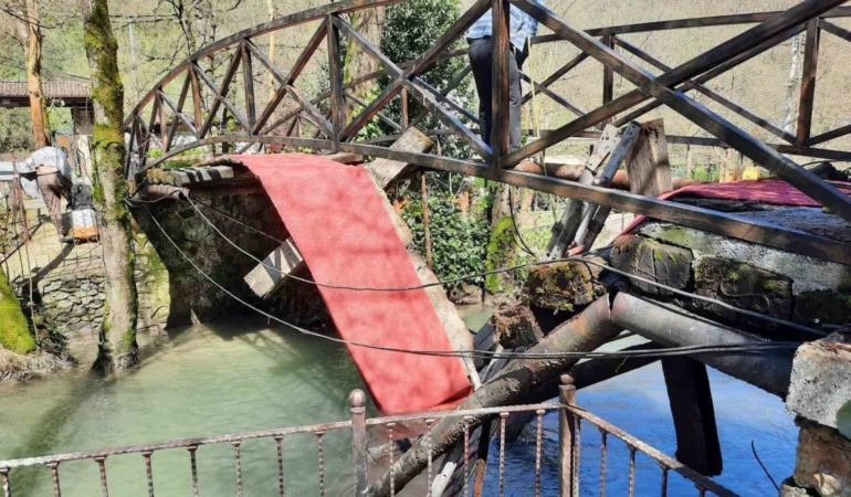 Sakarya’da dere üzerindeki asma köprü çöktü: 2 hafif yaralı