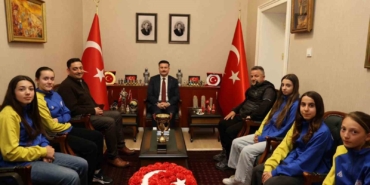 Gökçeada’nın şampiyon kızları kaymakamlık makamında ağırlandı