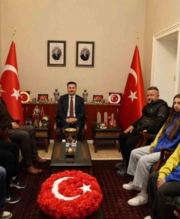 Gökçeada’nın şampiyon kızları kaymakamlık makamında ağırlandı