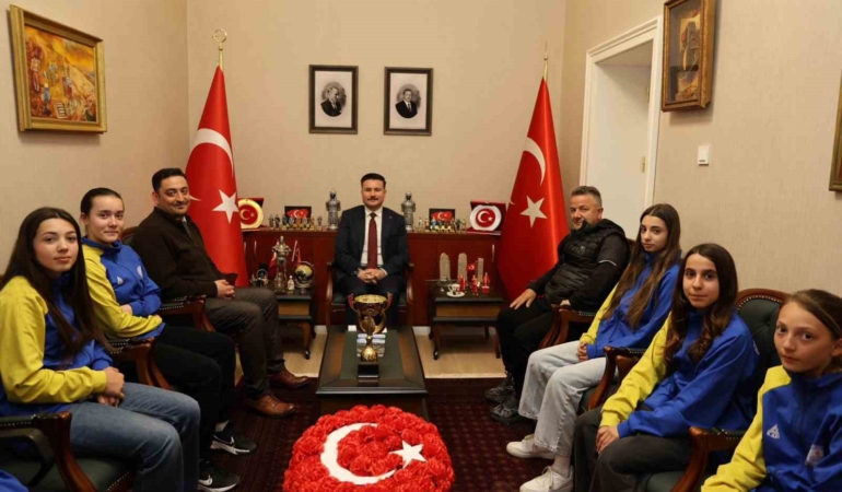 Gökçeada’nın şampiyon kızları kaymakamlık makamında ağırlandı