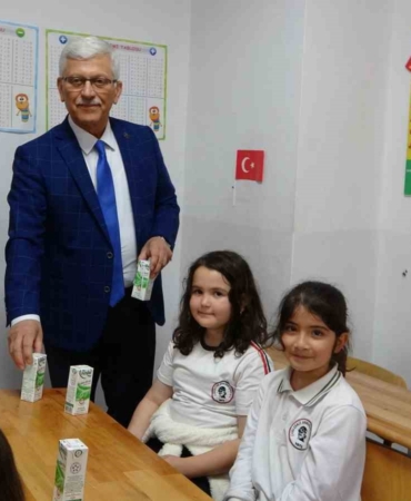 Çanakkale’de öğrencilere ücretsiz süt ikramı