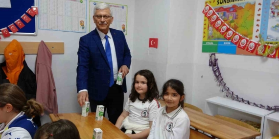 Çanakkale’de öğrencilere ücretsiz süt ikramı