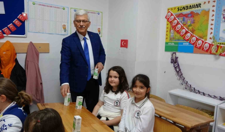Çanakkale’de öğrencilere ücretsiz süt ikramı