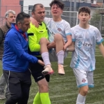Sakatlanan futbolcuyu maçın hakemi kucağında taşıdı