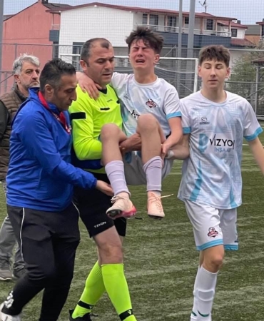 Sakatlanan futbolcuyu maçın hakemi kucağında taşıdı