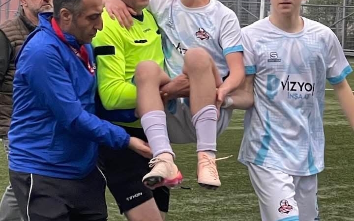 Sakatlanan futbolcuyu maçın hakemi kucağında taşıdı