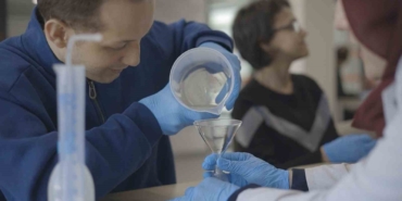 Gençler ve özel bireyler sakız kokulu kolonya üretti