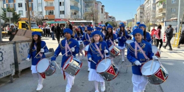 Marşlar eşliğinde mahalleyi turladılar