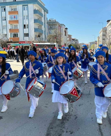 Marşlar eşliğinde mahalleyi turladılar