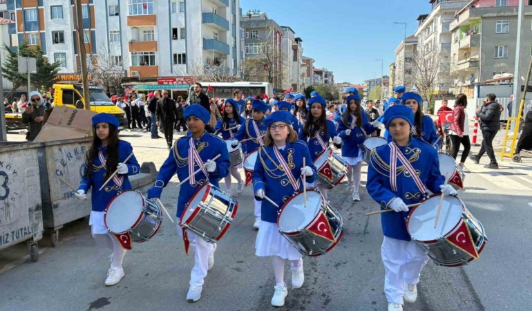 Marşlar eşliğinde mahalleyi turladılar