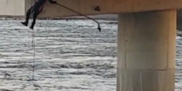 Asılı kalan güvercini halatla inip kurtardılar