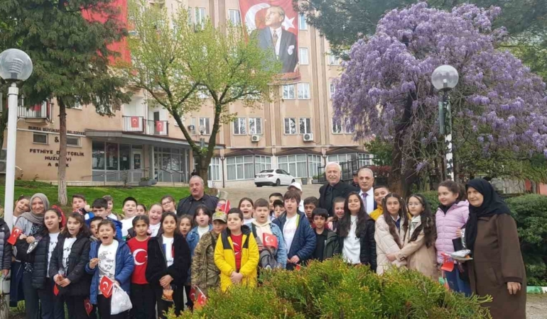 Miniklerden yürek ısıtan 23 Nisan kutlaması