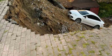 Çöken duvarla birlikte otomobil okul bahçesine düştü