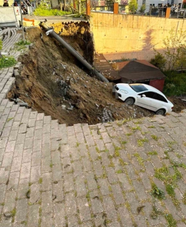 Çöken duvarla birlikte otomobil okul bahçesine düştü