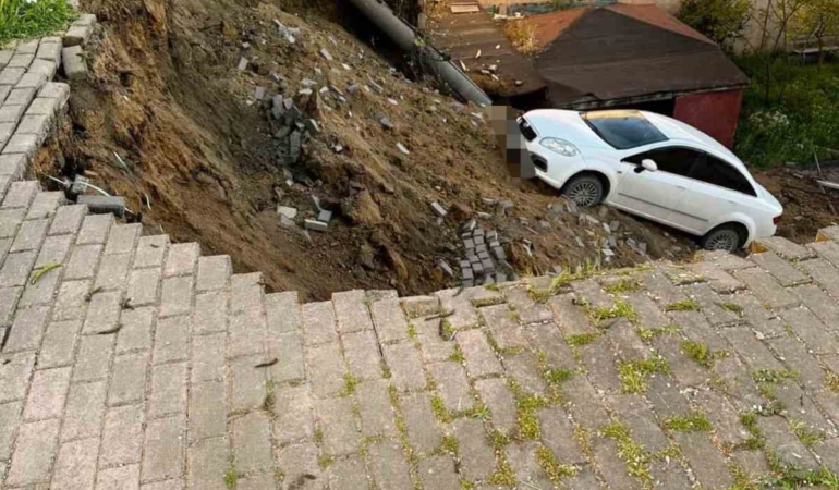 Çöken duvarla birlikte otomobil okul bahçesine düştü