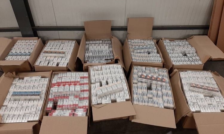 Otobüste tavan klimasına gizlenen 45 bin 200 paket sigara gümrüğe takıldı