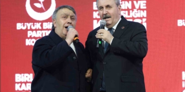 BBP Genel Başkanı Destici, Kocaeli’deki kongrede İsmail Türüt ile sahneye çıkıp türkü söyledi