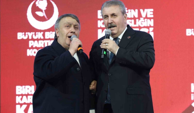 BBP Genel Başkanı Destici, Kocaeli’deki kongrede İsmail Türüt ile sahneye çıkıp türkü söyledi
