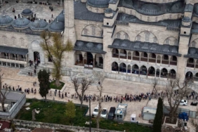 Restorasyonu tamamlanan Sultanahmet Camii’ne ziyaretçi akını