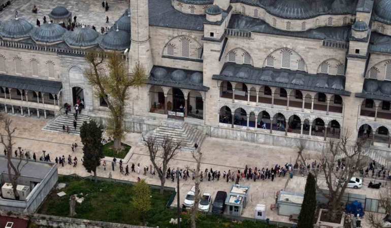 Restorasyonu tamamlanan Sultanahmet Camii’ne ziyaretçi akını