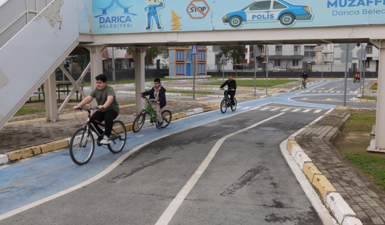 Darıca’da öğrenciler trafik kurallarını uygulamalı öğreniyor